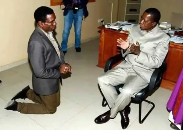 Shocking! See How Minister Knelt Before a President Like a School Kid (Photo)